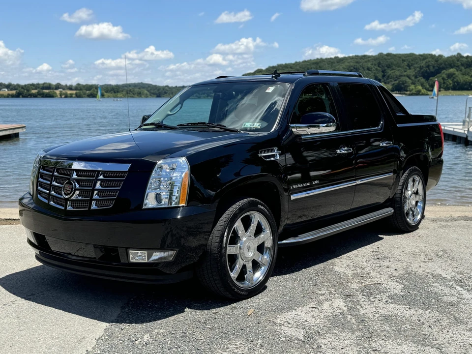 2011 Cadillac Escalade & EXT 3rd Gen - Image 2 of 31