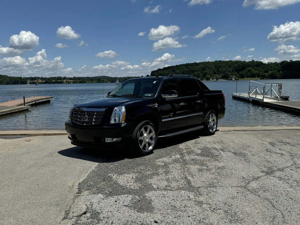 2011 Cadillac Escalade & EXT 3rd Gen - Image 3 of 31
