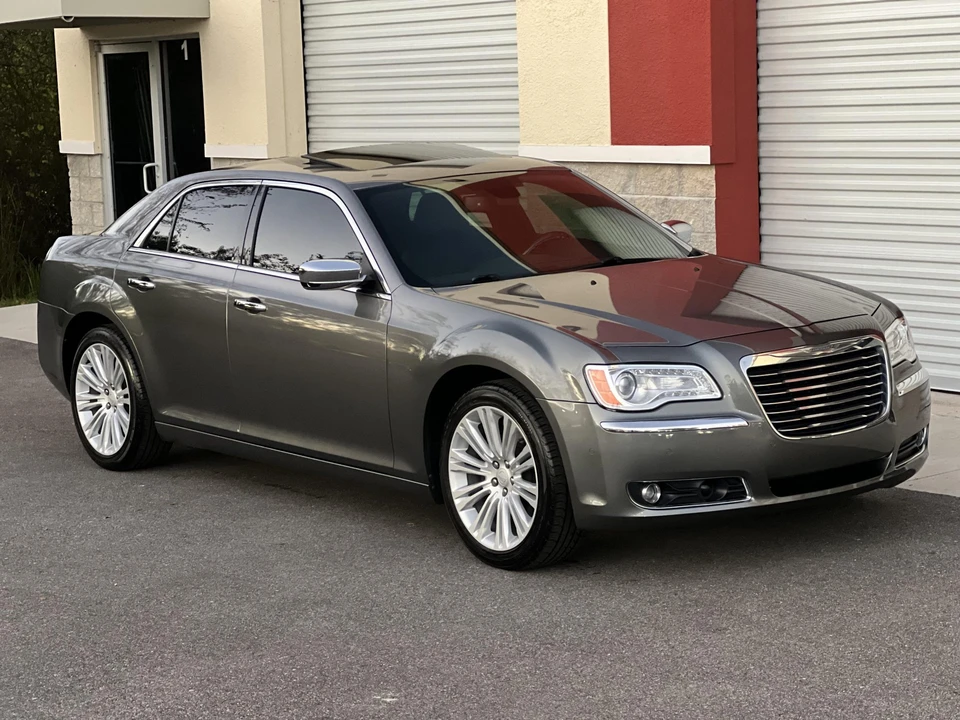 2011 Chrysler 300 (2005-2023) - Image 14 of 31