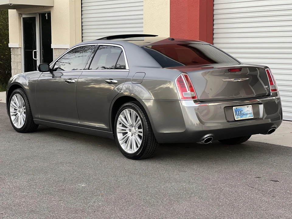 2011 Chrysler 300 (2005-2023) - Image 28 of 31