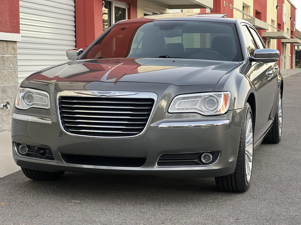 2011 Chrysler 300 (2005-2023) - Image 9 of 31