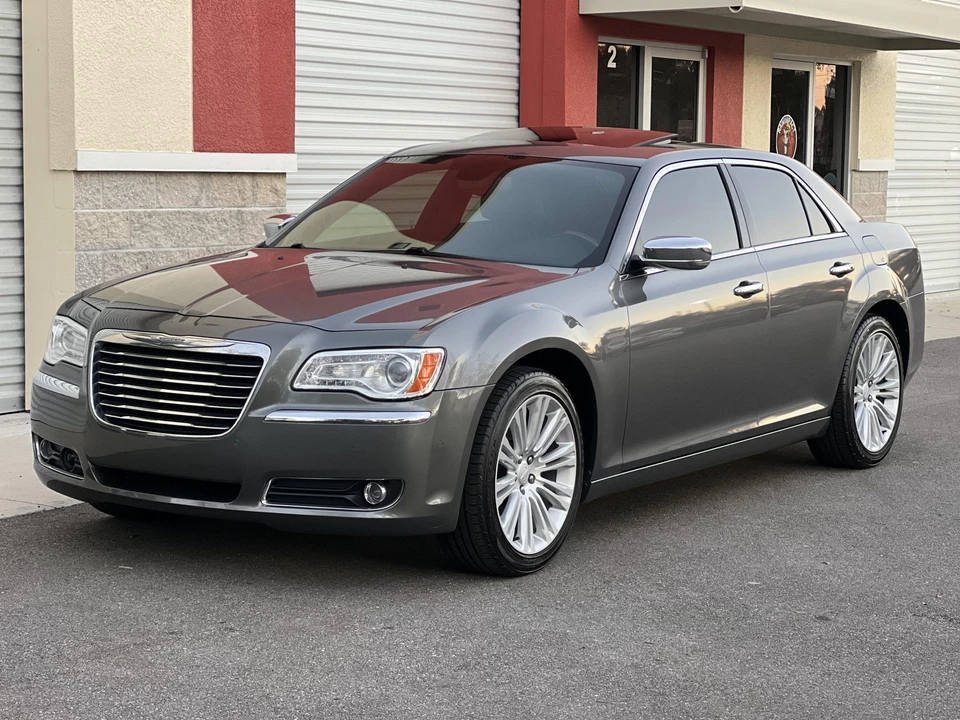 2011 Chrysler 300 (2005-2023) - Image 4 of 31