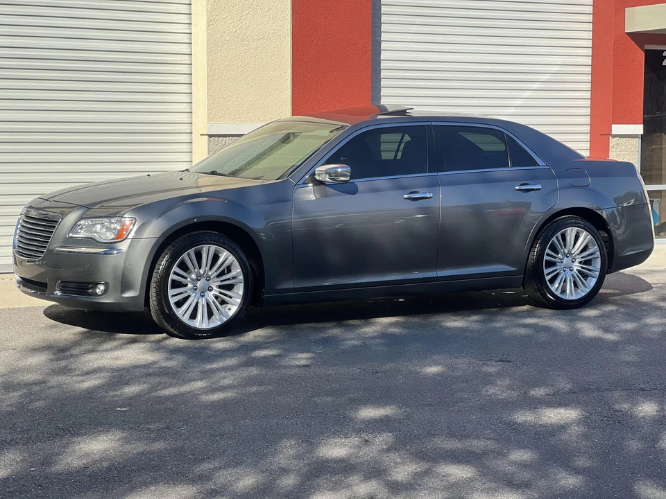 2011 Chrysler 300 (2005-2023) - Image 2 of 31