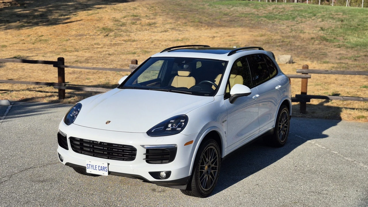 2017 Porsche 958 Cayenne S - Image 2 of 31