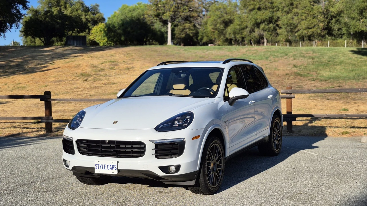 2017 Porsche 958 Cayenne S - Image 3 of 31