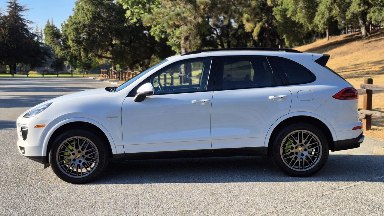 2017 Porsche 958 Cayenne S - Image 13 of 31