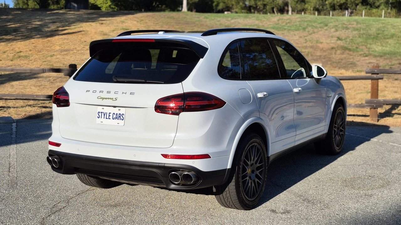 2017 Porsche 958 Cayenne S - Image 25 of 31