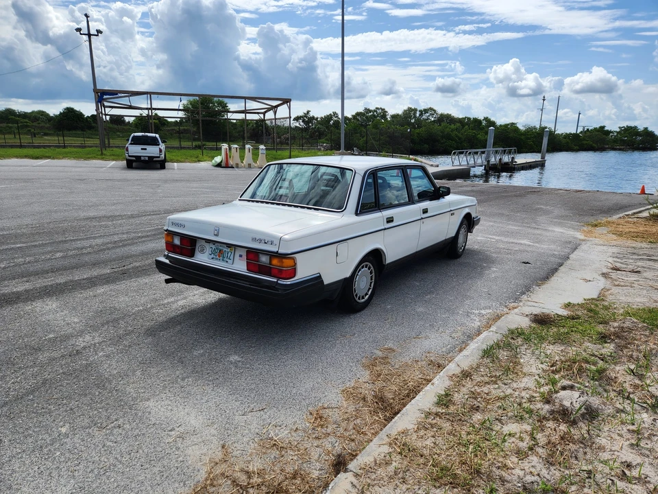 1990 Volvo 244 - Image 10 of 31