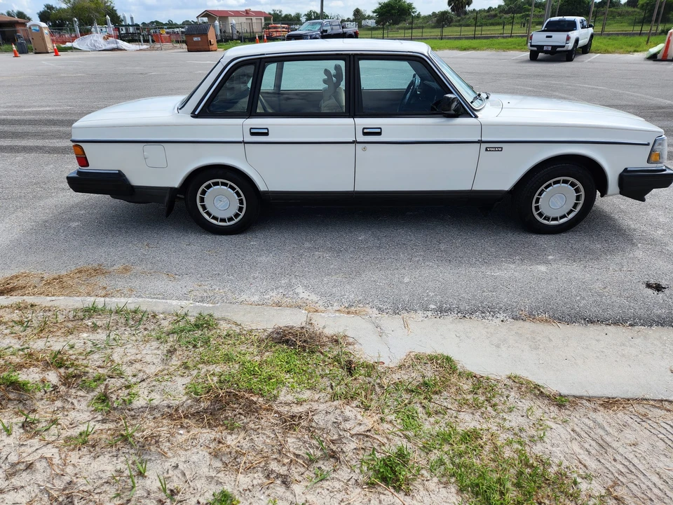 1990 Volvo 244 - Image 8 of 31