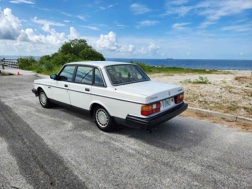 1990 Volvo 244 - Image 13 of 31