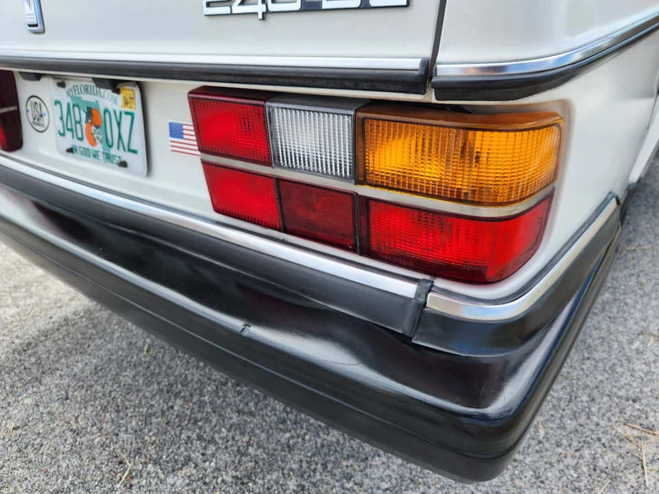 1990 Volvo 244 - Image 27 of 31