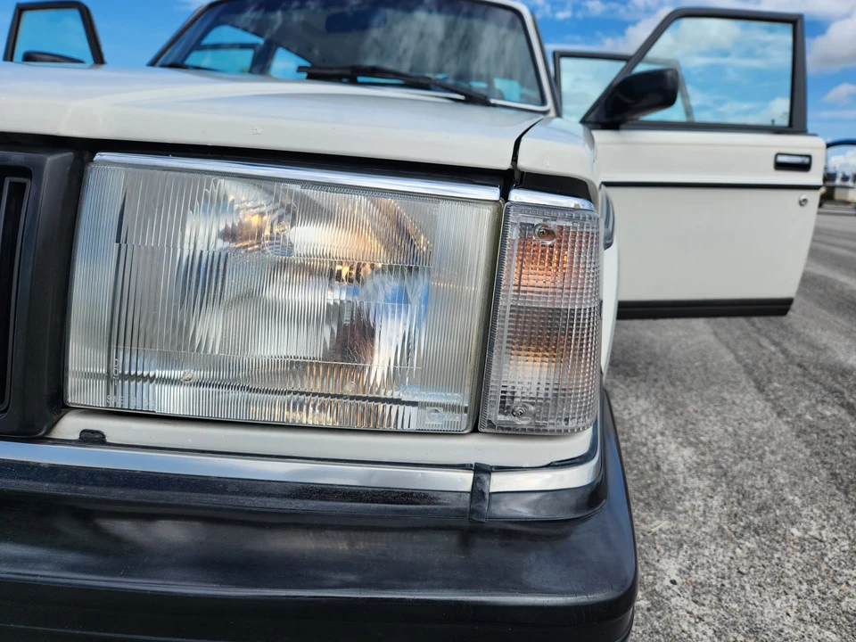 1990 Volvo 244 - Image 23 of 31