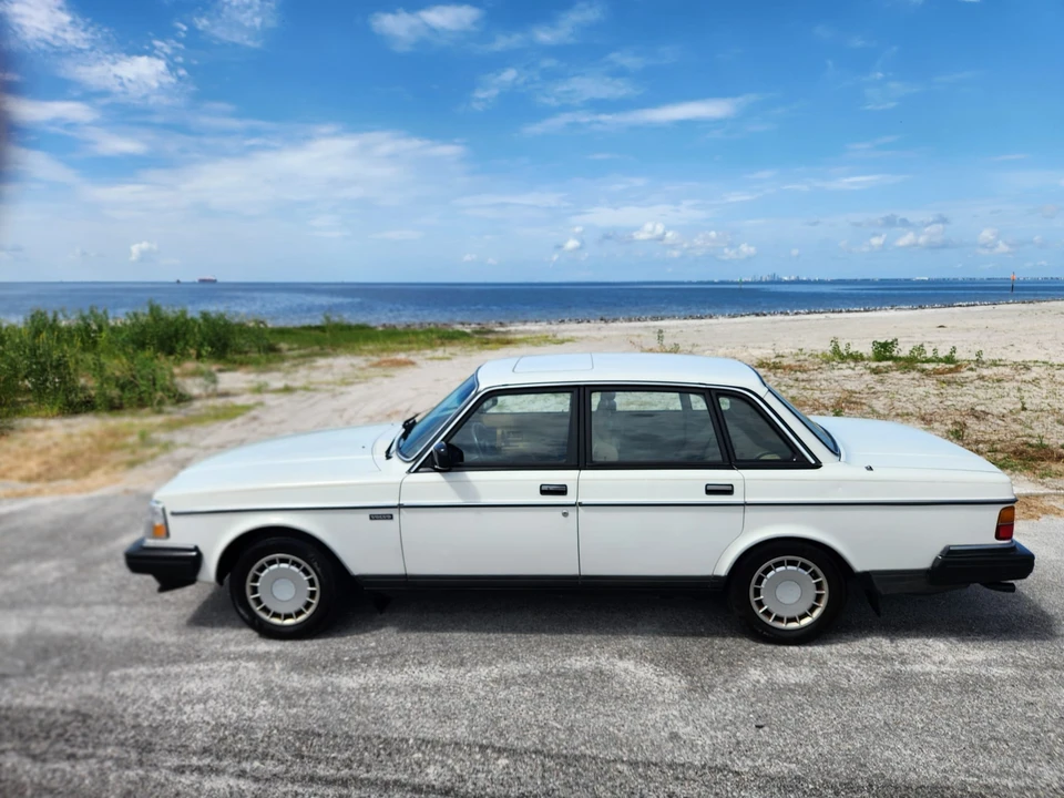 1990 Volvo 244 - Image 14 of 31