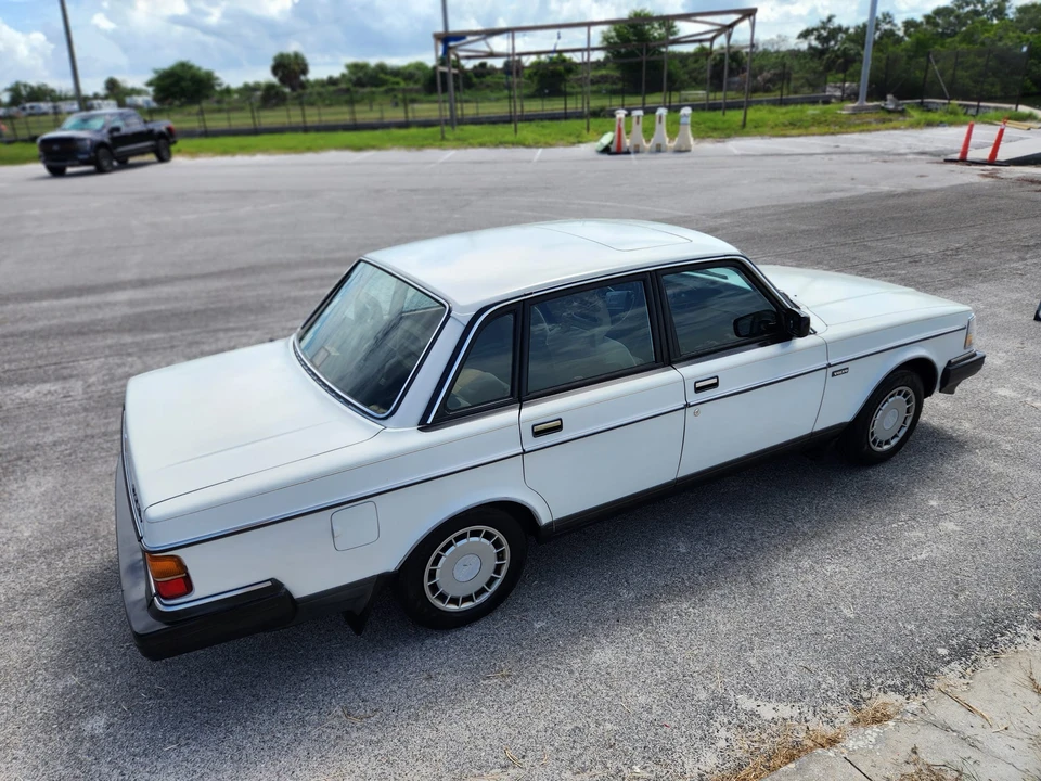 1990 Volvo 244 - Image 9 of 31