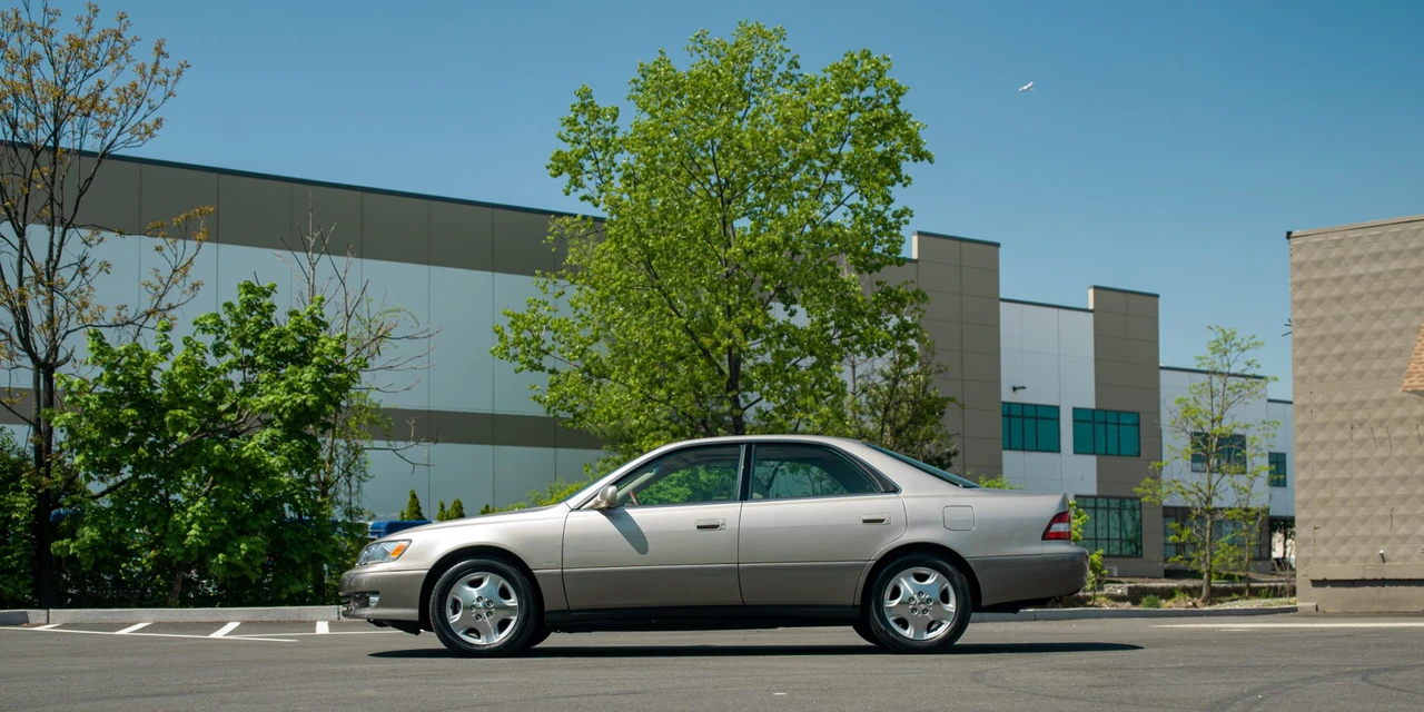 2000 Lexus ES 3rd Gen - Image 11 of 31