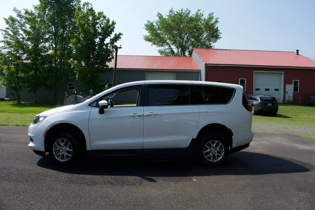 2022 Chrysler - Image 3 of 31