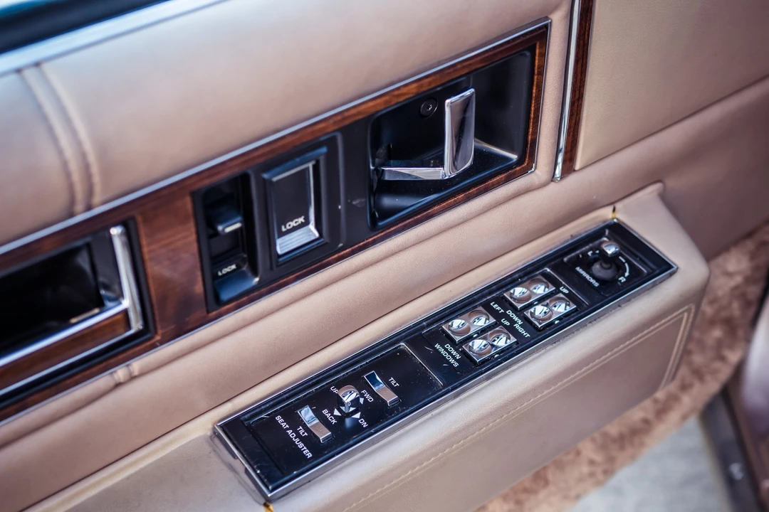1989 Cadillac DeVille 7th Gen - Image 20 of 31