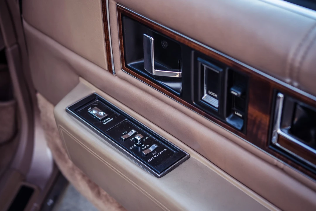 1989 Cadillac DeVille 7th Gen - Image 26 of 31