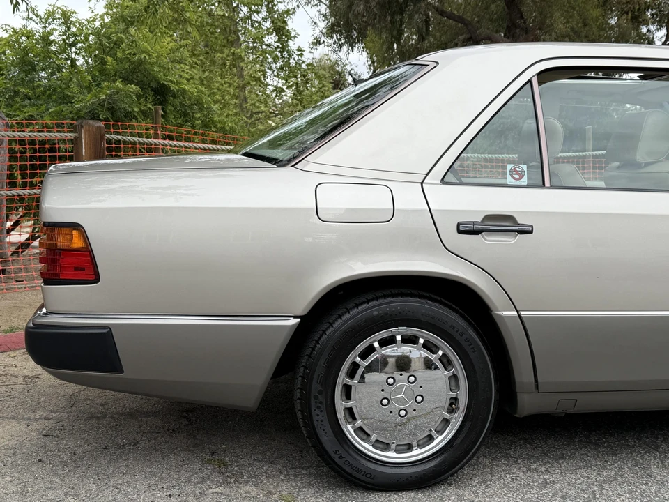 1990 Mercedes-Benz W124 E-Class - Image 16 of 31
