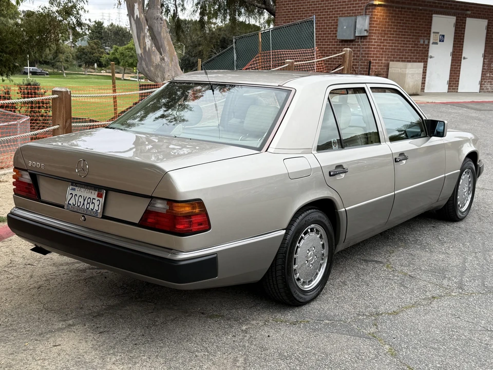 1990 Mercedes-Benz W124 E-Class - Image 10 of 31