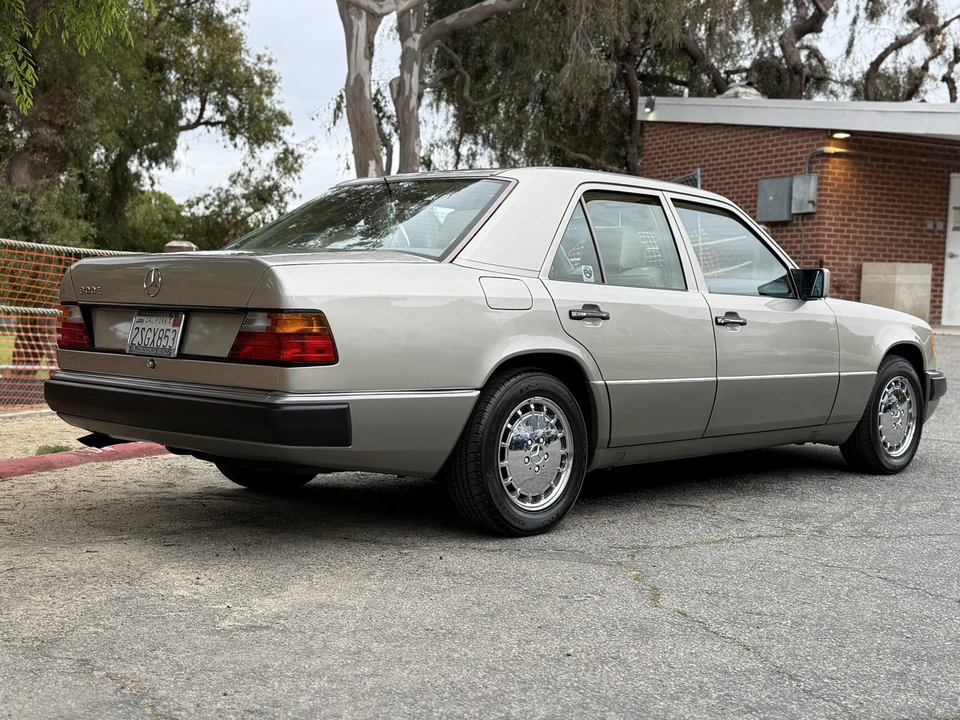 1990 Mercedes-Benz W124 E-Class - Image 9 of 31