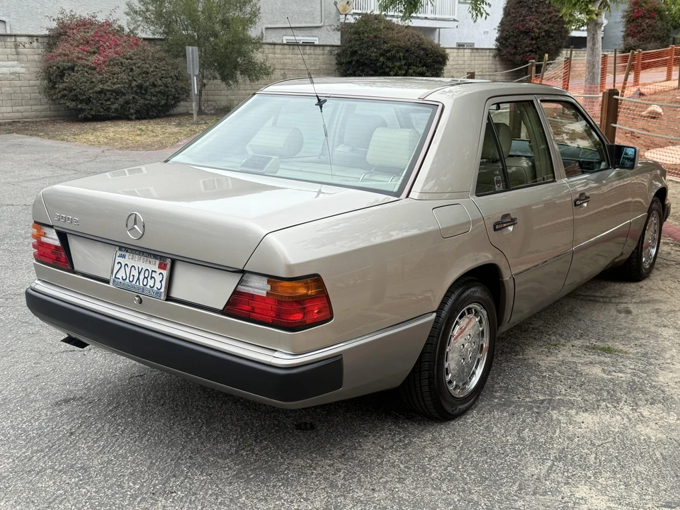 1990 Mercedes-Benz W124 E-Class - Image 11 of 31