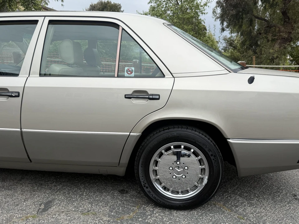 1990 Mercedes-Benz W124 E-Class - Image 23 of 31