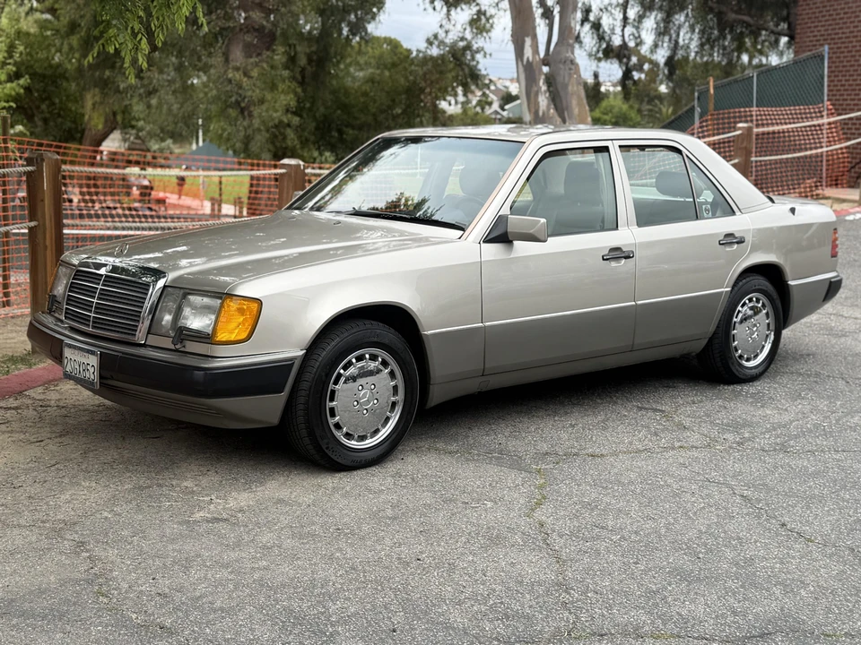 1990 Mercedes-Benz W124 E-Class - Image 2 of 31