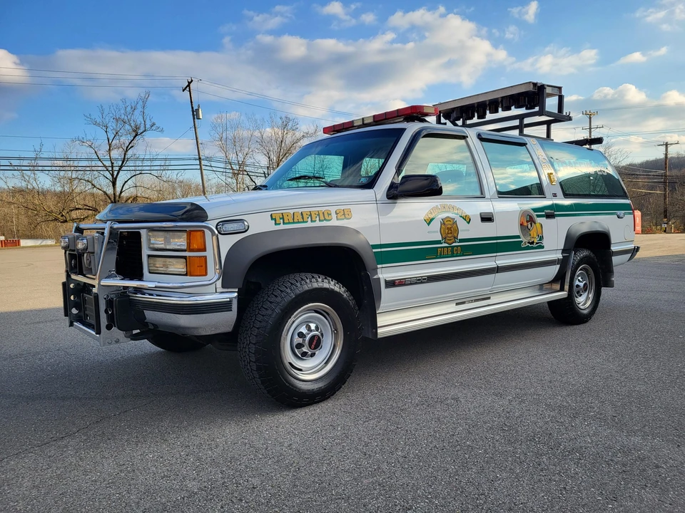 1994 GMC Suburban 8th Gen - Image 2 of 31