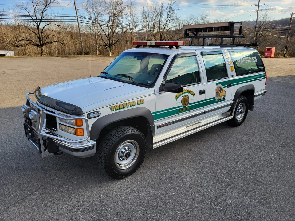 1994 GMC Suburban 8th Gen - Image 3 of 31