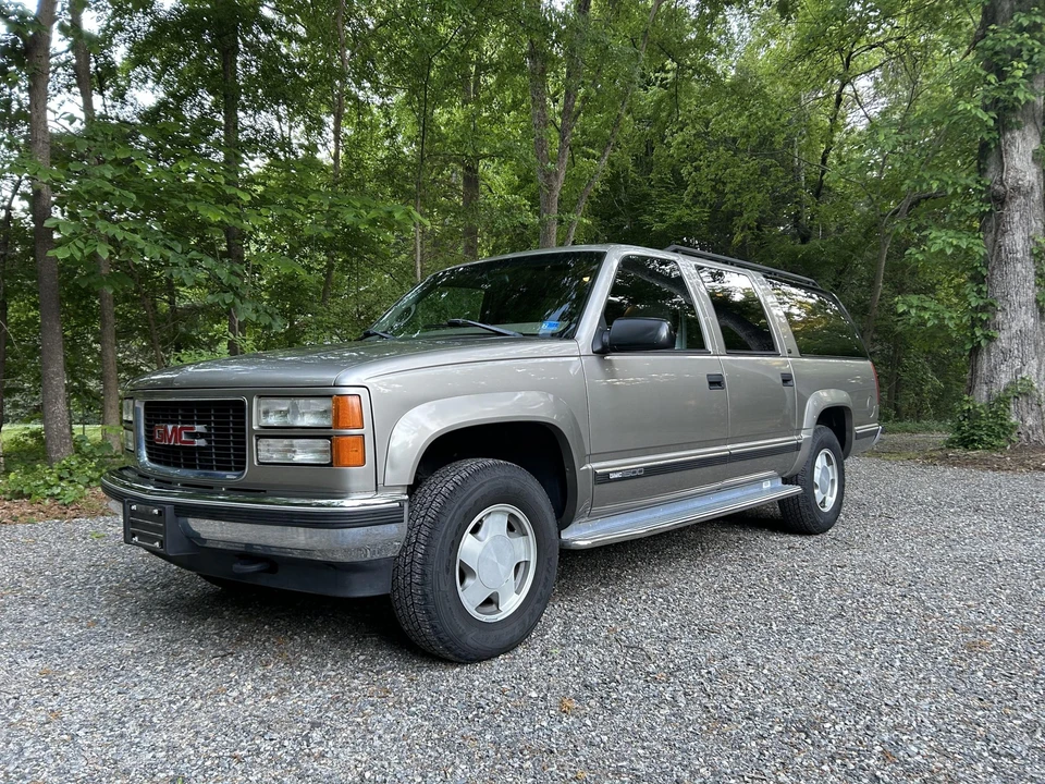 1999 GMC Suburban 8th Gen - Image 2 of 31
