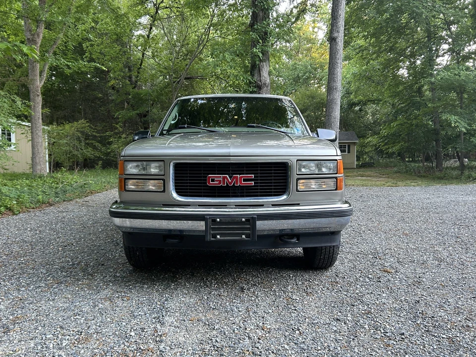 1999 GMC Suburban 8th Gen - Image 4 of 31