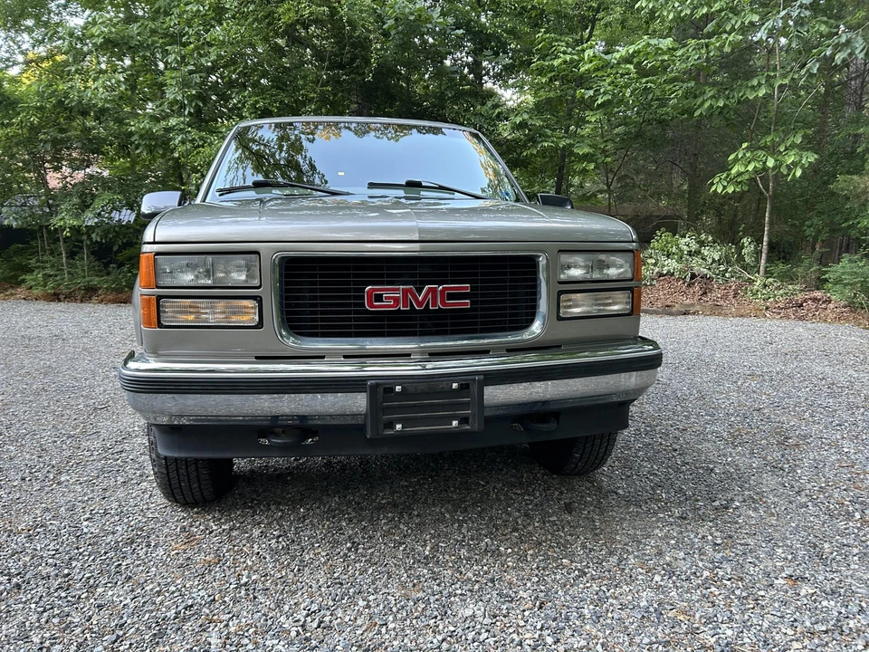 1999 GMC Suburban 8th Gen - Image 5 of 31