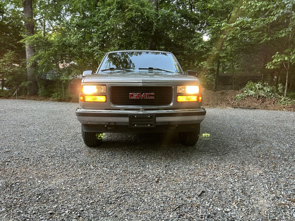 1999 GMC Suburban 8th Gen - Image 3 of 31