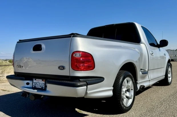 2001 Ford F-150 SVT Lightning 10th Gen - Image 2 of 8