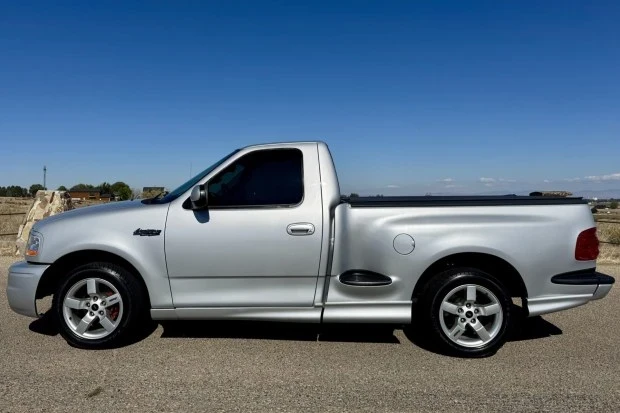 2001 Ford F-150 SVT Lightning 10th Gen - Image 3 of 8