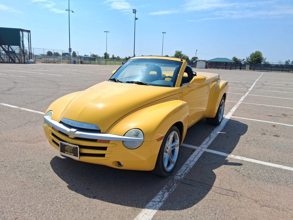 2004 Chevrolet SSR - Image 2 of 31