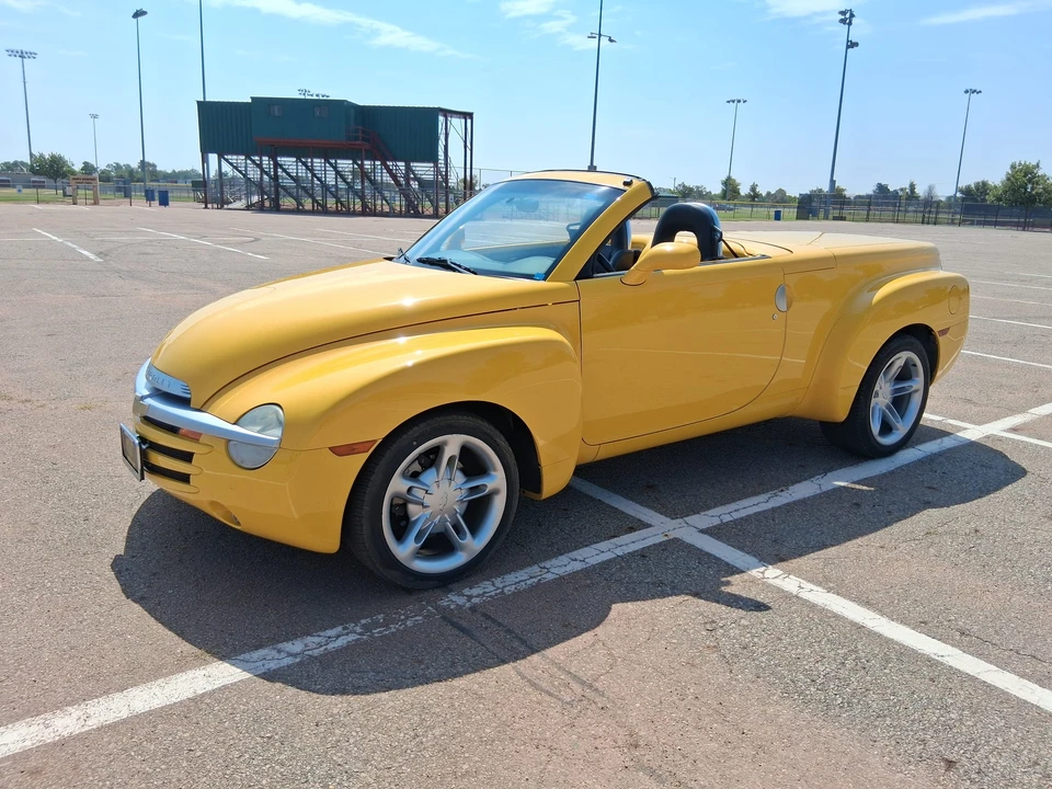 2004 Chevrolet SSR - Image 3 of 31