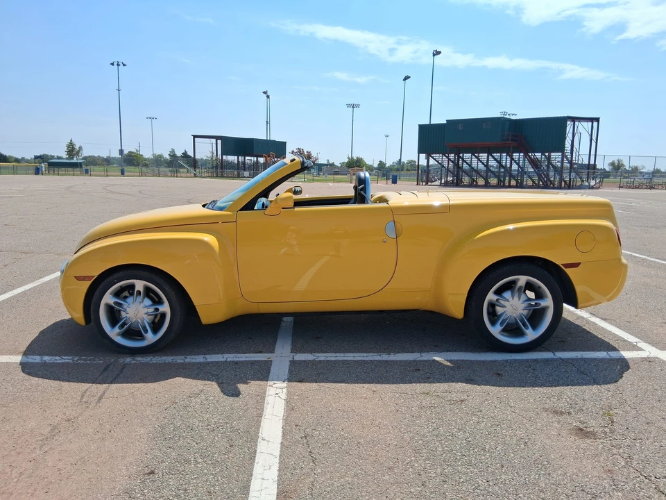 2004 Chevrolet SSR - Image 4 of 31