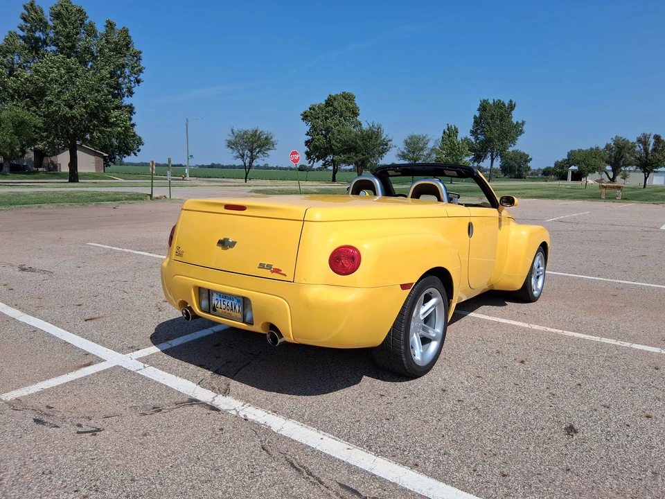 2004 Chevrolet SSR - Image 8 of 31