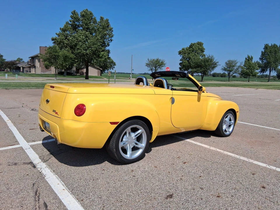 2004 Chevrolet SSR - Image 9 of 31