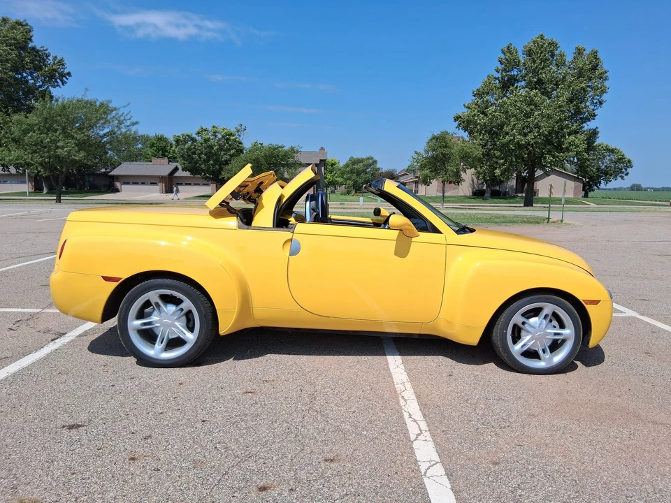 2004 Chevrolet SSR - Image 13 of 31