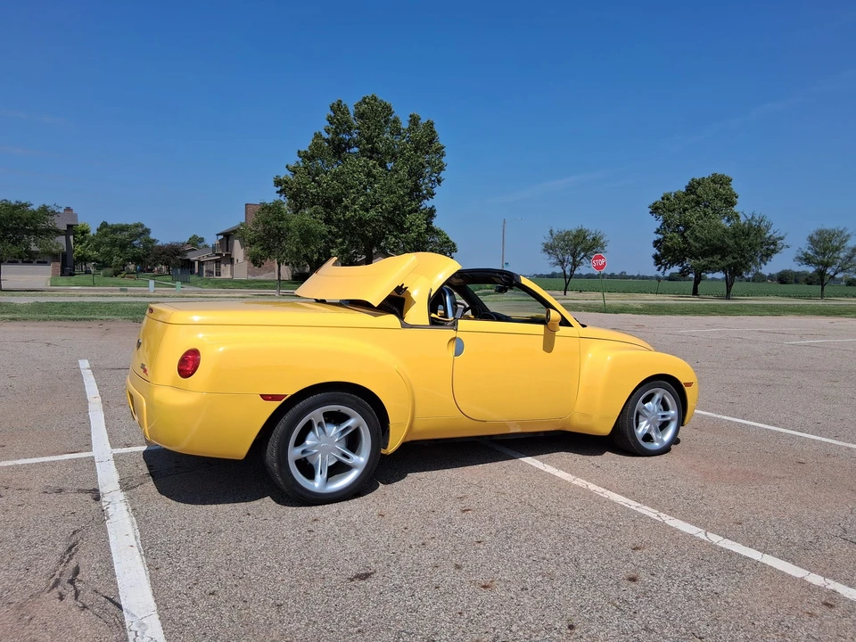 2004 Chevrolet SSR - Image 14 of 31