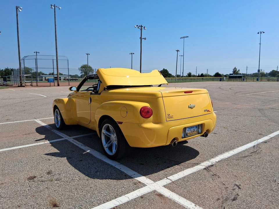 2004 Chevrolet SSR - Image 16 of 31