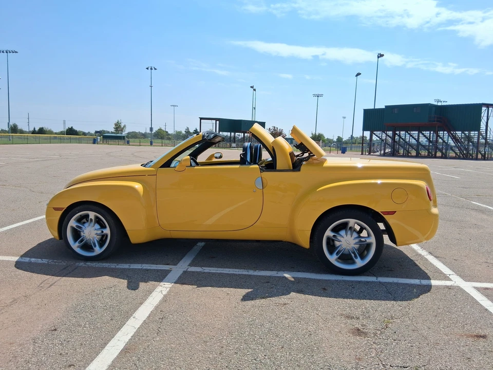 2004 Chevrolet SSR - Image 17 of 31