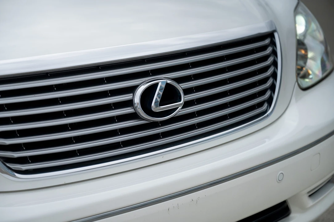 2005 Lexus LS 3rd Gen - Image 19 of 31