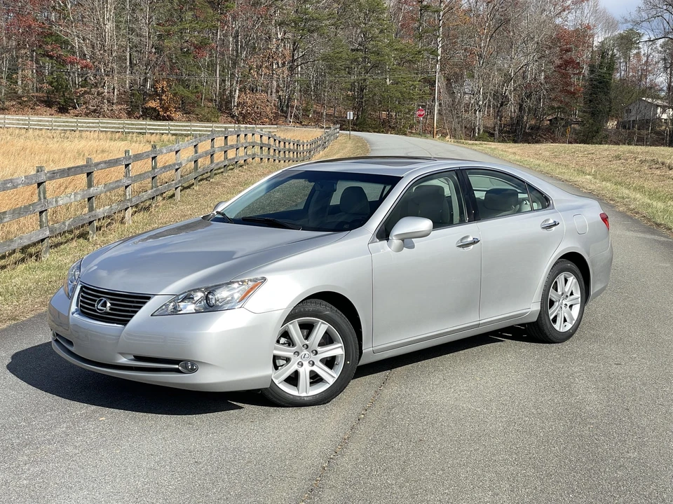 2008 Lexus ES 5th Gen - Image 2 of 31