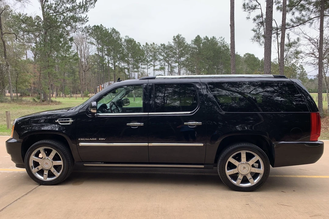 2010 Cadillac Escalade & EXT 3rd Gen - Image 2 of 31