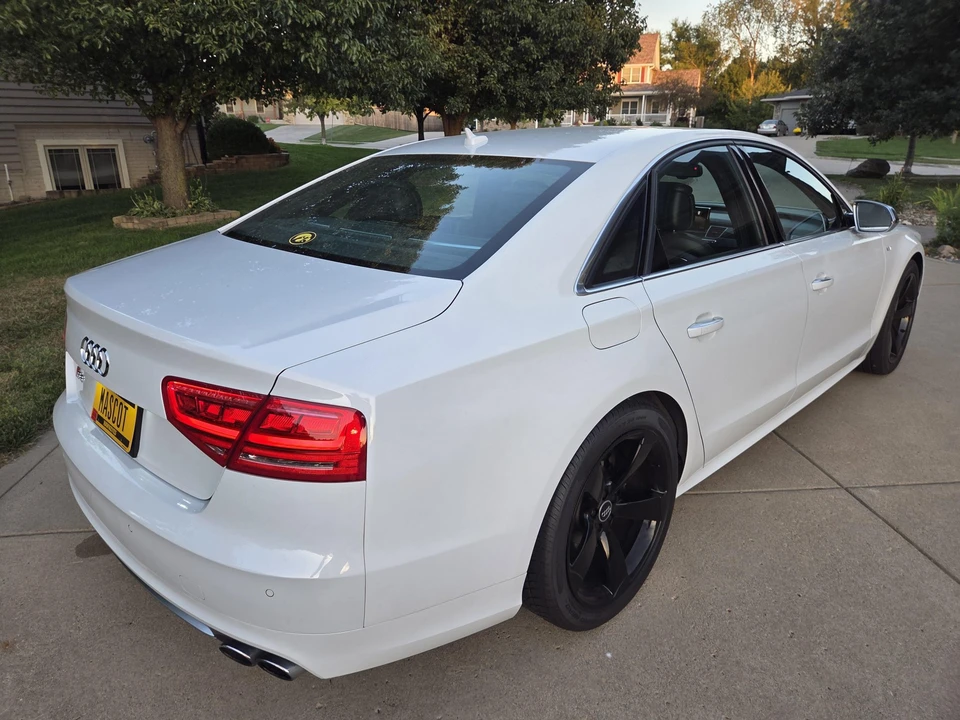 2014 Audi D4 S8 - Image 8 of 31