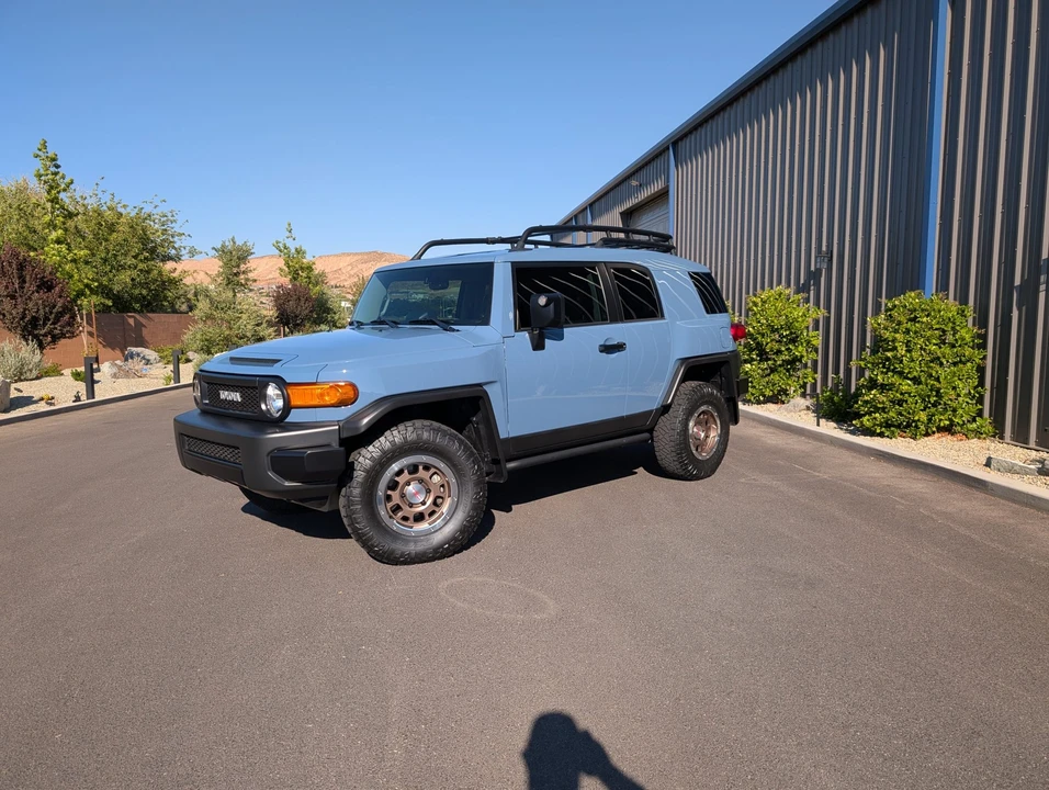 2014 Toyota FJ Cruiser - Image 2 of 31